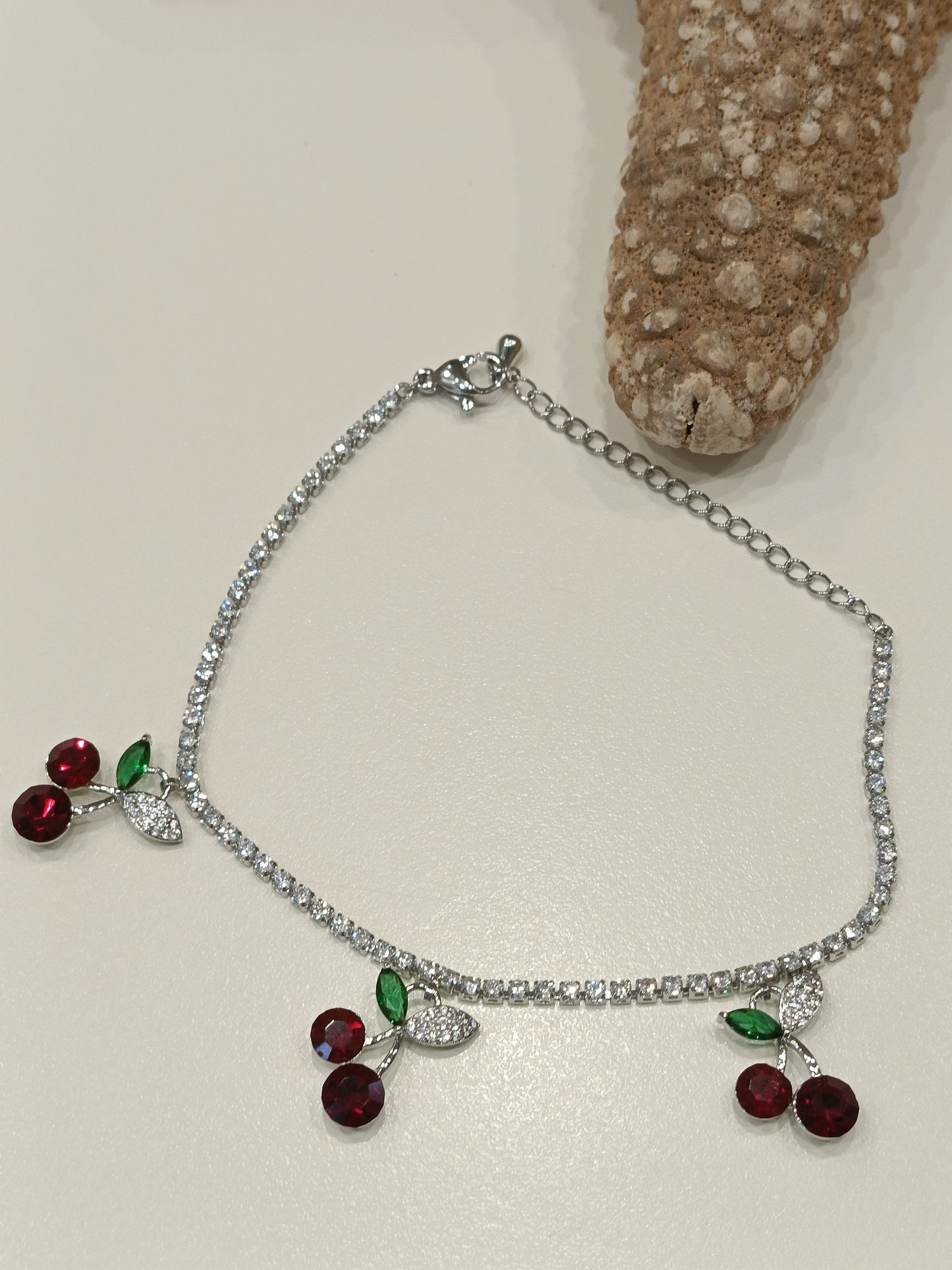 Cavigliera/bracciale con ciliegie pendenti – eleganza giocosa argento