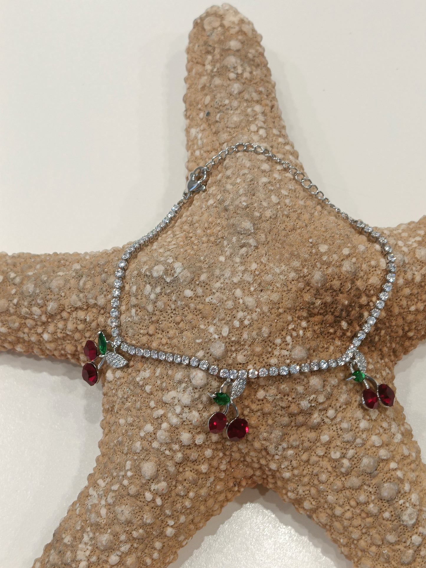 Cavigliera/bracciale con ciliegie pendenti – eleganza giocosa argento