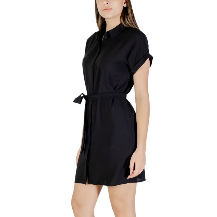 Abito camicia nero da donna con maniche lunghe e scollo tondo, perfetto per ogni occasione.