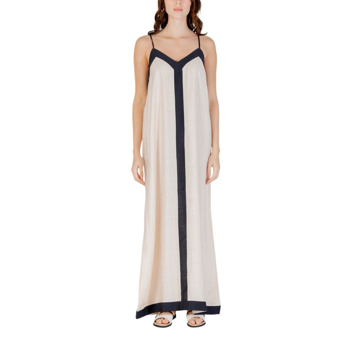 Abito estivo nero e beige da donna con scollo a V e spalline sottili, ideale per look eleganti.