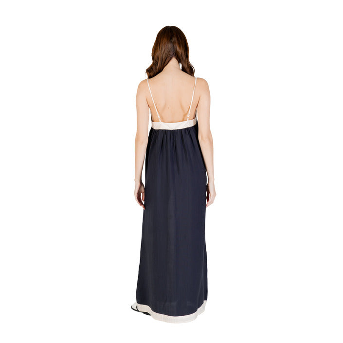 Abito estivo nero e bianco da donna con scollo a V e spalline sottili, ideale per look eleganti.