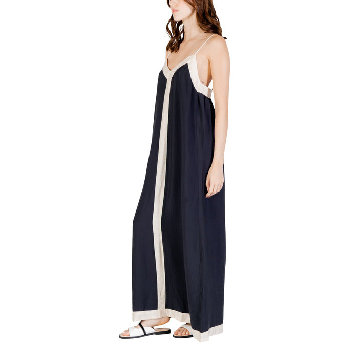 Abito estivo nero e bianco da donna con scollo a V e spalline sottili, ideale per look eleganti.