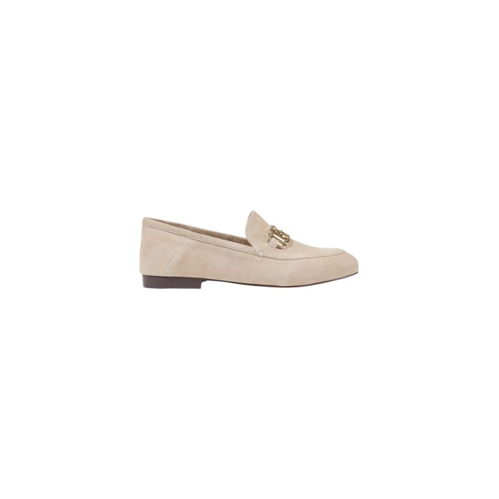 Ballerine da donna Guess beige in pelle con logo dorato, eleganti e versatili per look estivi.