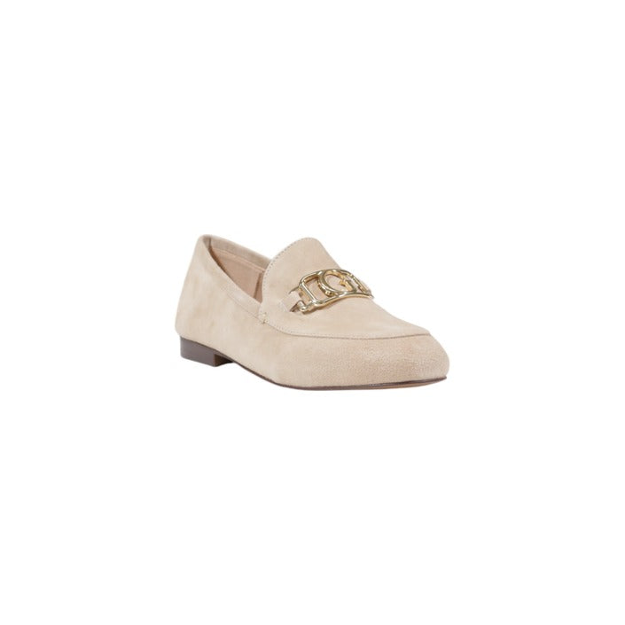 Ballerine da donna Guess beige in pelle con logo dorato, eleganti e versatili per look estivi.
