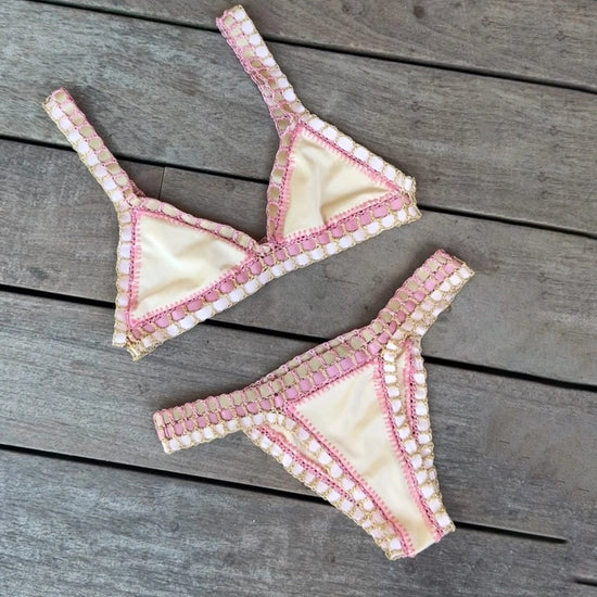 Bikini rosa micro brasiliano all’uncinetto con dettagli colorati top triangolo e bottom a vita bassa, per estiva 2025 artigianale.
