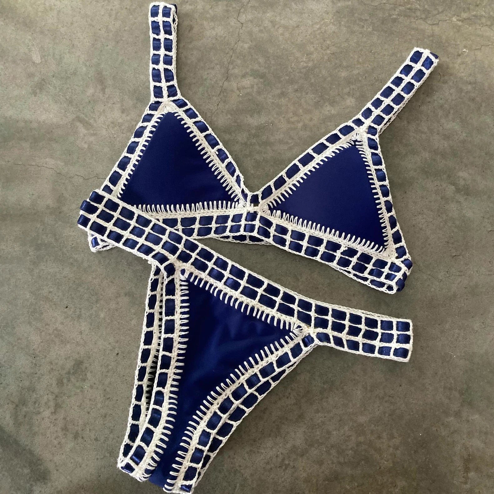 Bikini rosa micro brasiliano all’uncinetto con dettagli colorati top triangolo e bottom a vita bassa, per estiva 2025 artigianale.