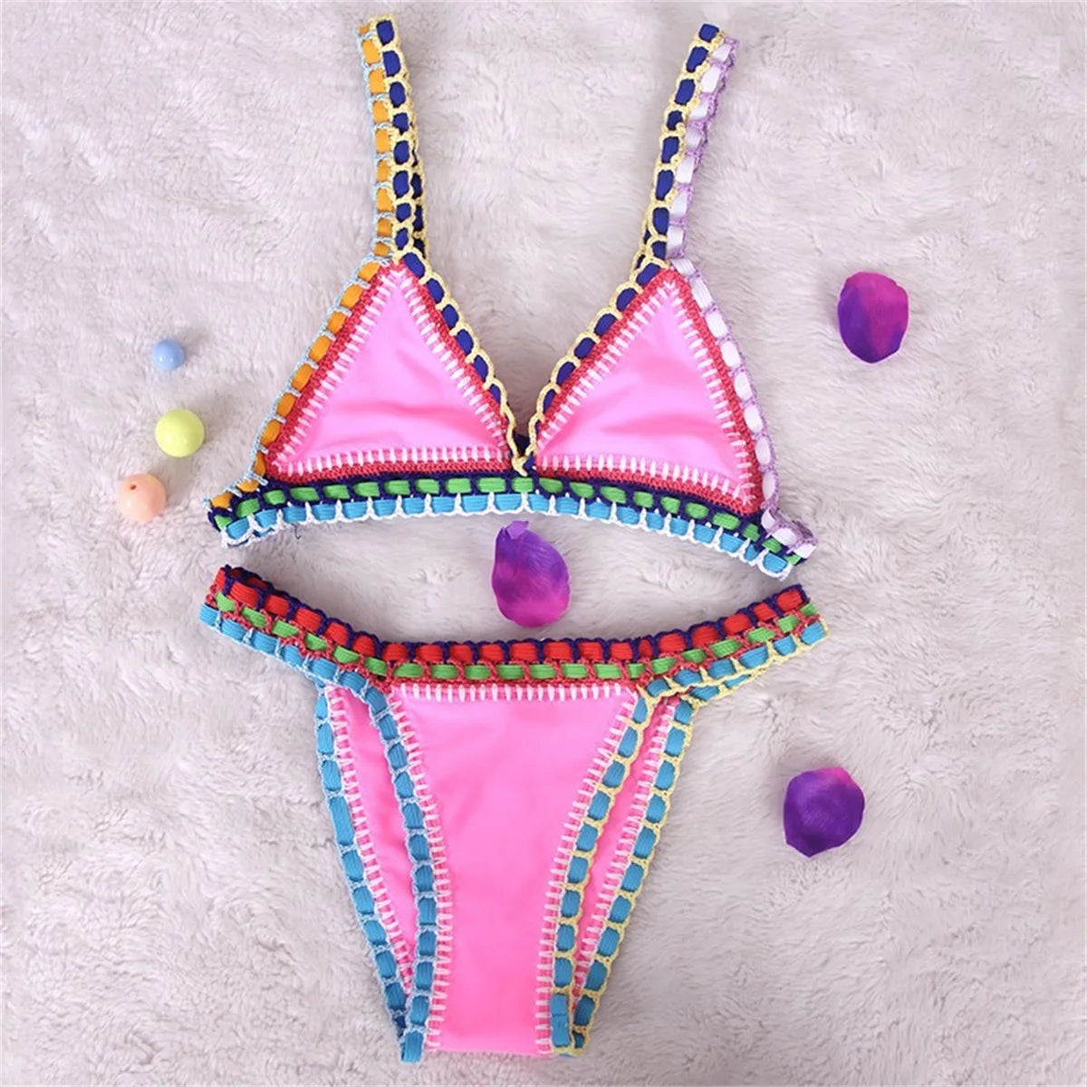 Bikini rosa micro brasiliano all’uncinetto con dettagli colorati top triangolo e bottom a vita bassa, per estiva 2025 artigianale.
