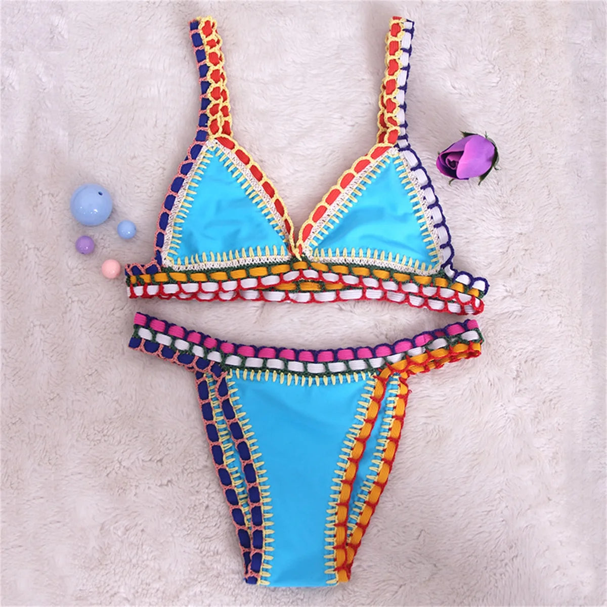 Bikini micro brasiliano all’uncinetto con dettagli colorati top triangolo e bottom a vita bassa, per estiva 2025 artigianale.