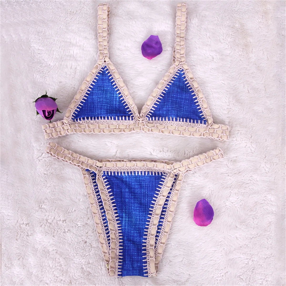 Bikini rosa micro brasiliano all’uncinetto con dettagli colorati top triangolo e bottom a vita bassa, per estiva 2025 artigianale.