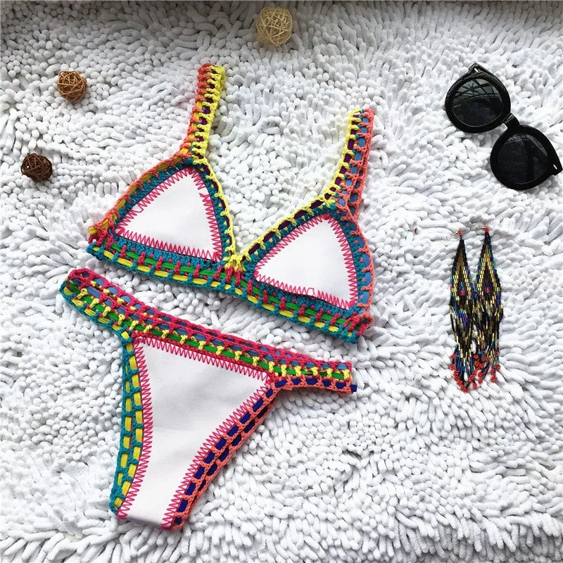 Bikini micro brasiliano all’uncinetto con dettagli colorati top triangolo e bottom a vita bassa, per estiva 2025 artigianale.