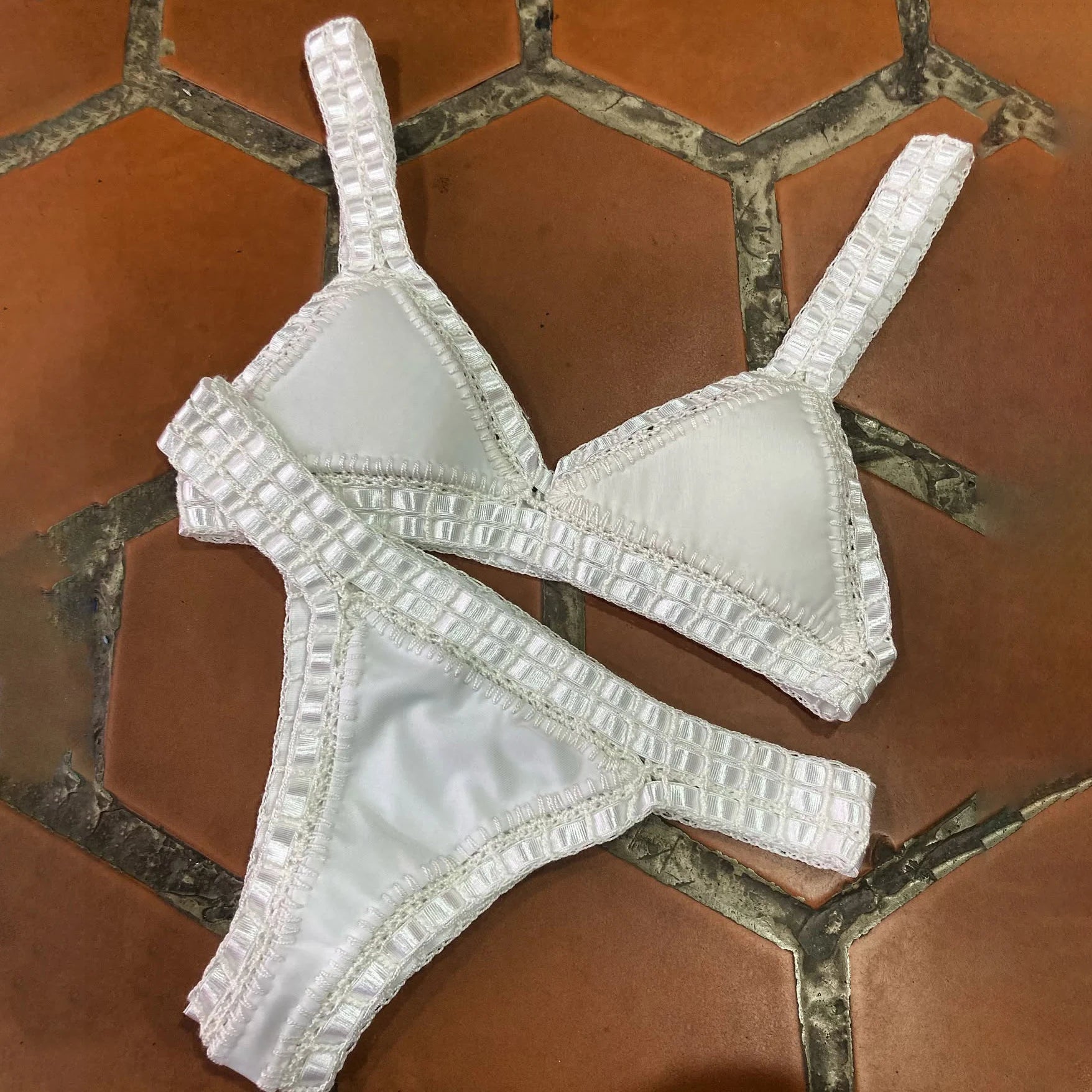 Bikini rosa micro brasiliano all’uncinetto con dettagli colorati top triangolo e bottom a vita bassa, per estiva 2025 artigianale.
