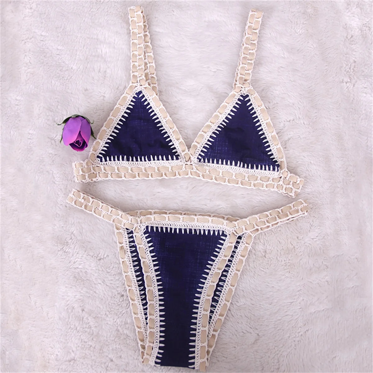 Bikini rosa micro brasiliano all’uncinetto con dettagli colorati top triangolo e bottom a vita bassa, per estiva 2025 artigianale.