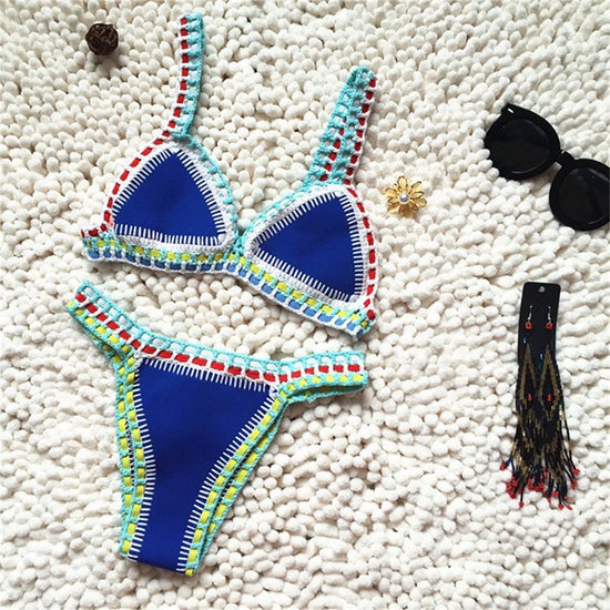 Bikini micro brasiliano all’uncinetto con dettagli colorati top triangolo e bottom a vita bassa, per estiva 2025 artigianale.