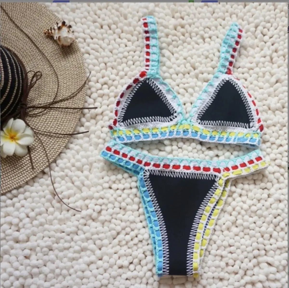 Bikini micro brasiliano all’uncinetto con dettagli colorati top triangolo e bottom a vita bassa, per estiva 2025 artigianale.