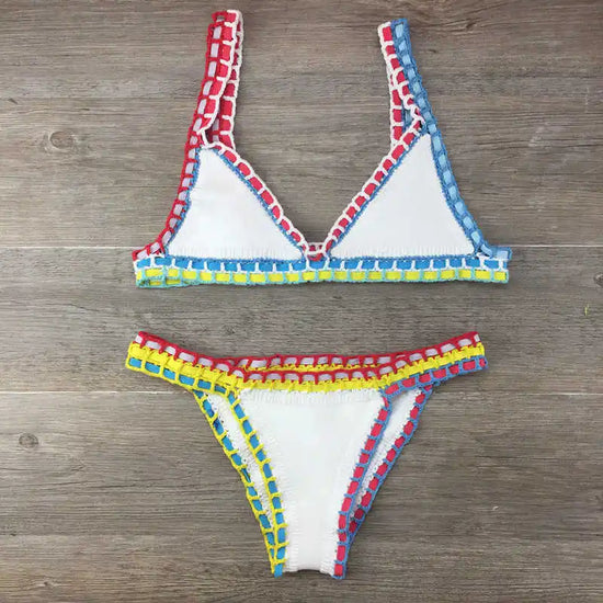 Bikini micro brasiliano all’uncinetto con dettagli colorati top triangolo e bottom a vita bassa, per estiva 2025 artigianale.