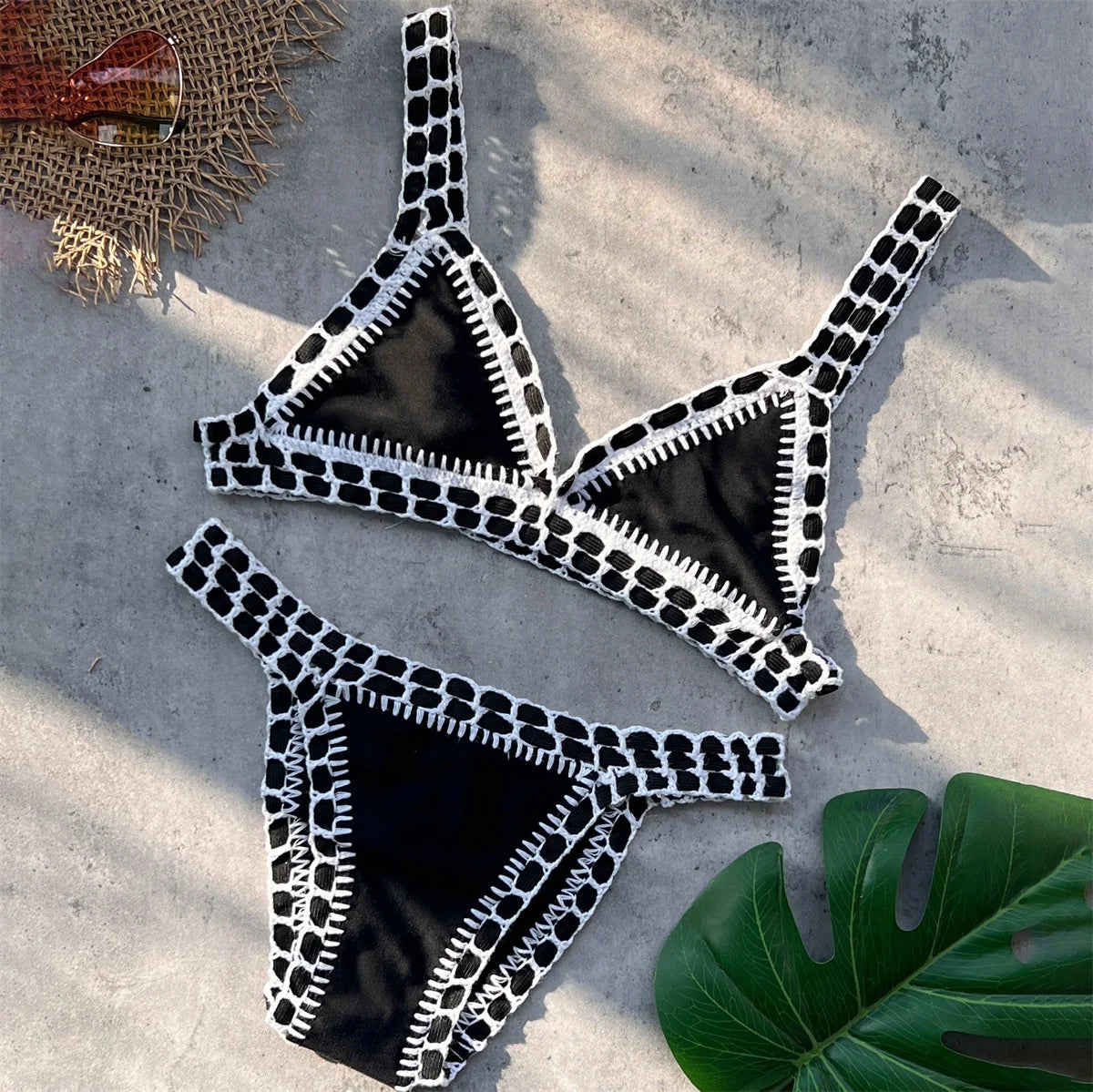 Bikini rosa micro brasiliano all’uncinetto con dettagli colorati top triangolo e bottom a vita bassa, per estiva 2025 artigianale.