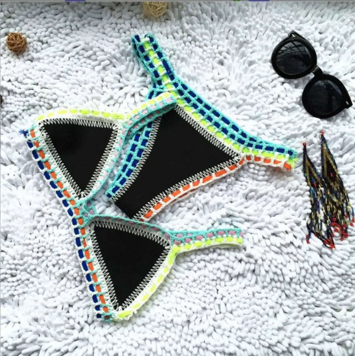 Bikini micro brasiliano all’uncinetto con dettagli colorati top triangolo e bottom a vita bassa, per estiva 2025 artigianale.