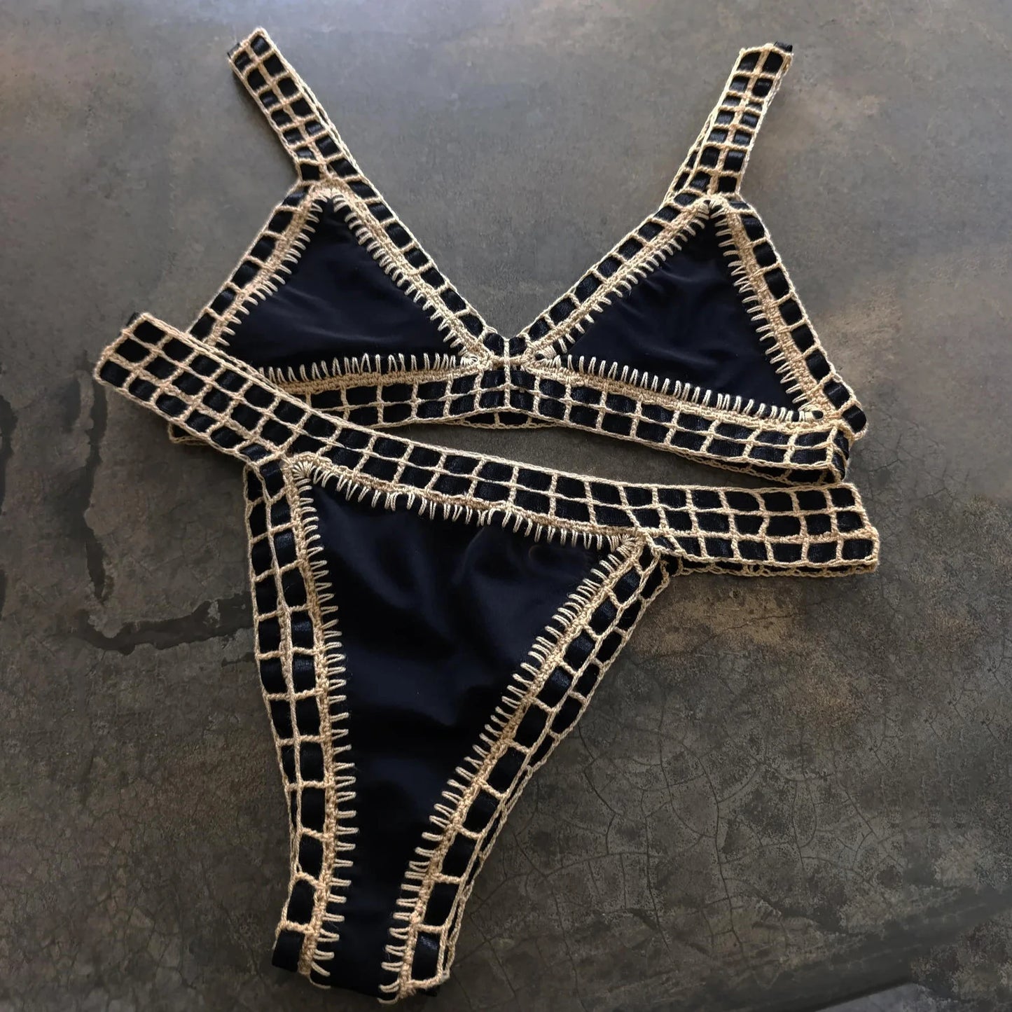 Bikini rosa micro brasiliano all’uncinetto con dettagli colorati top triangolo e bottom a vita bassa, per estiva 2025 artigianale.