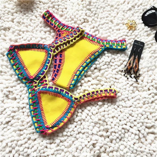 Bikini rosa micro brasiliano all’uncinetto con dettagli colorati top triangolo e bottom a vita bassa, per estiva 2025 artigianale.