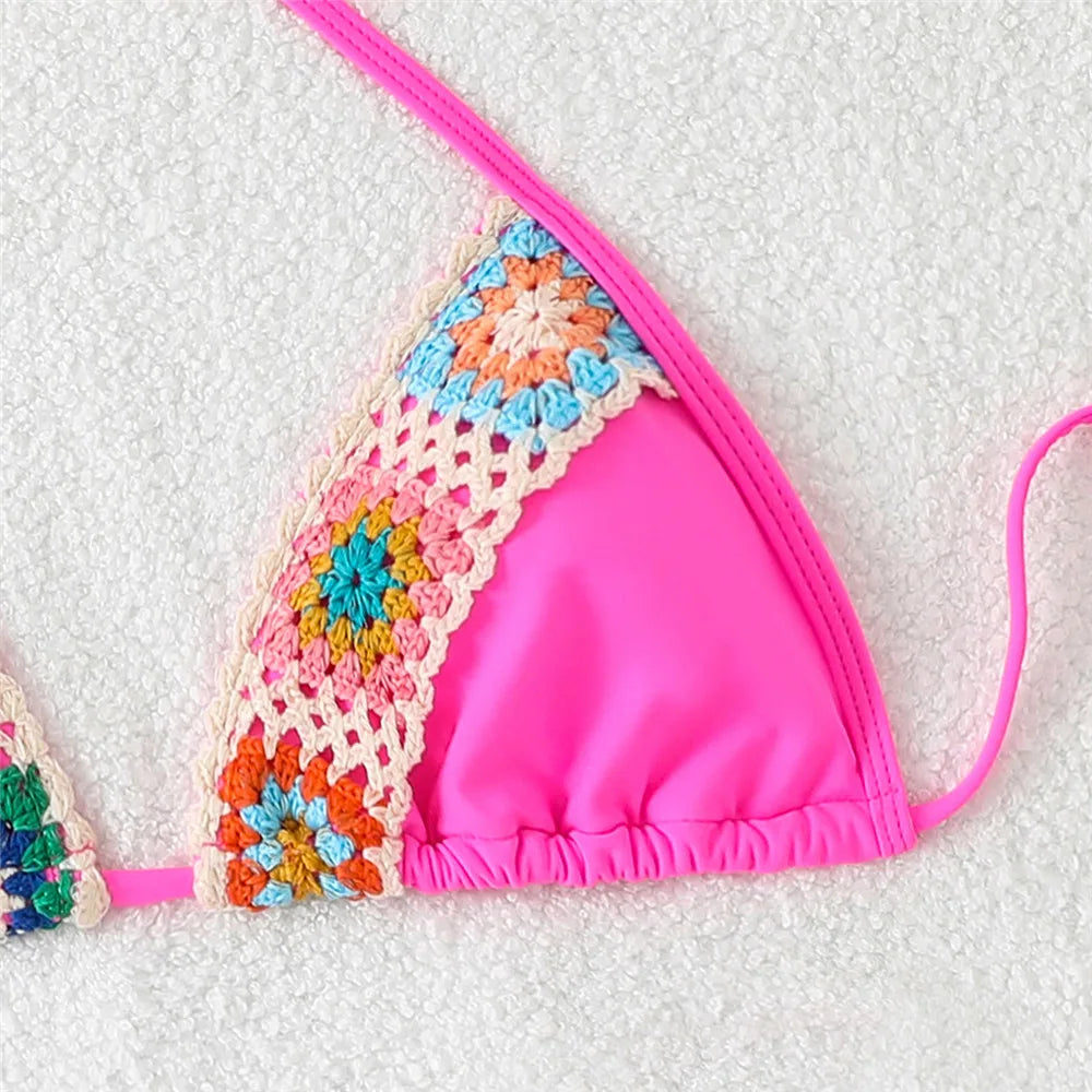 Bikini beige chiaro nero e fucsian crochet micro 2025, stile elegante e femminile con un tocco di colore all'uncinetto
