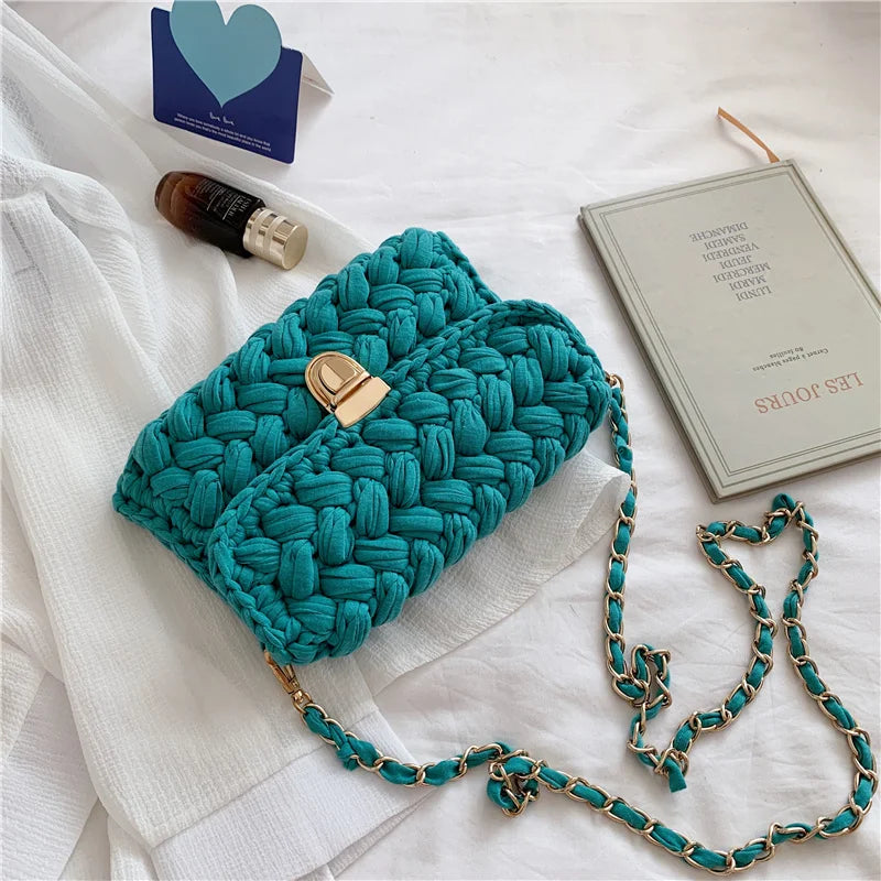 Borsa fatta a mano all'uncinetto in colore blu profondo con tracolla dorata