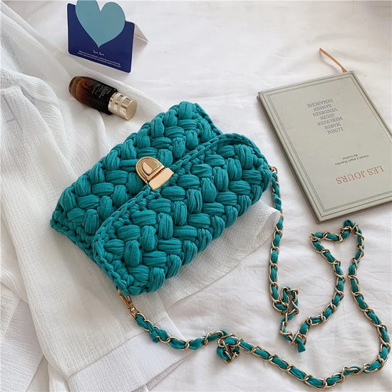 Borsa fatta a mano all'uncinetto in colore blu profondo con tracolla dorata