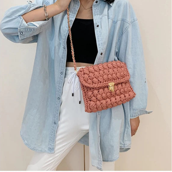 Borsa fatta a mano all'uncinetto in colore blu profondo con tracolla dorata