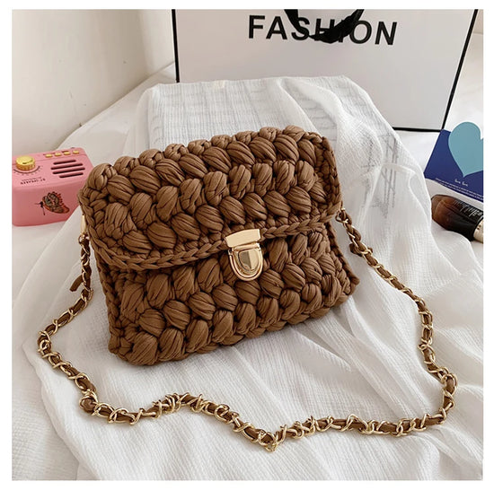 Borsa fatta a mano all'uncinetto in colore blu profondo con tracolla dorata