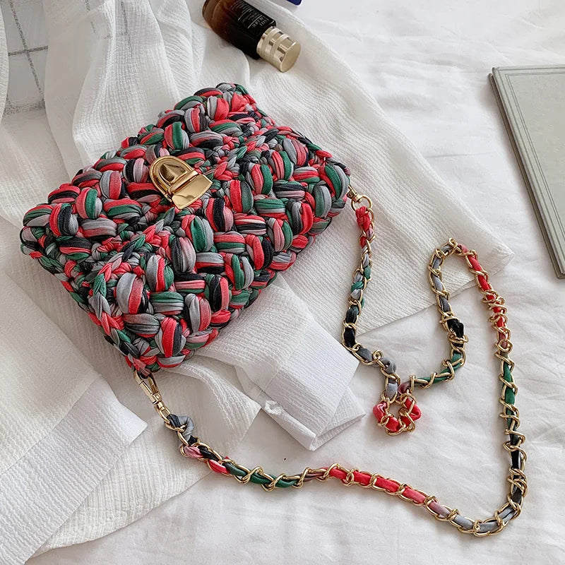 Borsa fatta a mano all'uncinetto in colore blu profondo con tracolla dorata