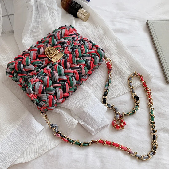 Borsa fatta a mano all'uncinetto in colore blu profondo con tracolla dorata