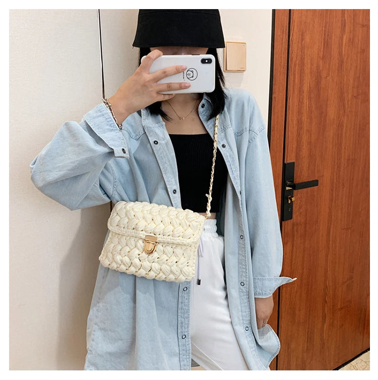 Borsa fatta a mano all'uncinetto in colore blu profondo con tracolla dorata