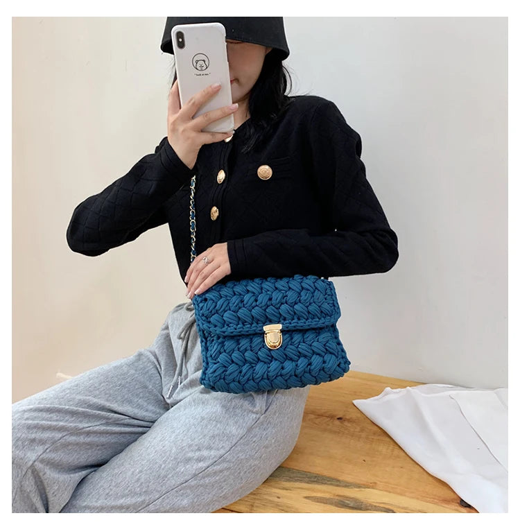 Borsa fatta a mano all'uncinetto in colore blu profondo con tracolla dorata