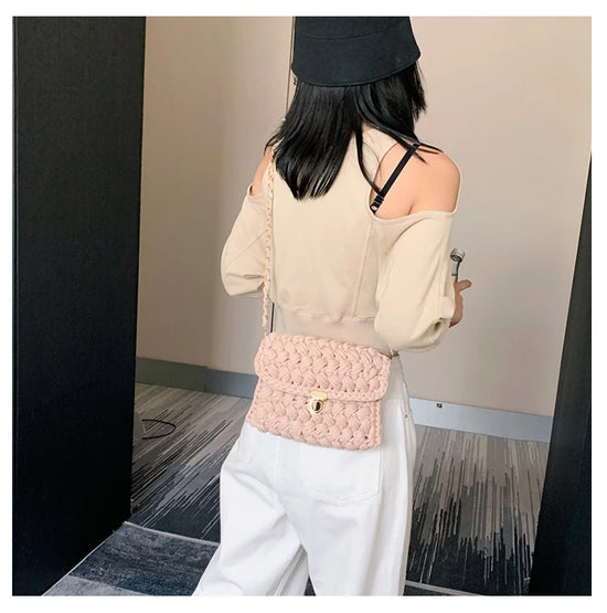 Borsa fatta a mano all'uncinetto in colore blu profondo con tracolla dorata