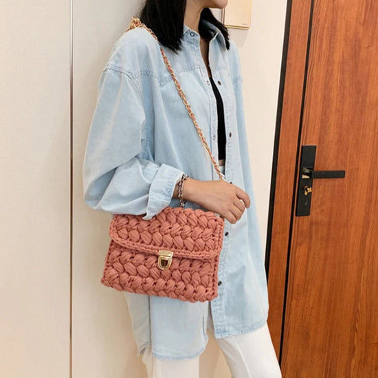 Borsa fatta a mano all'uncinetto in colore blu profondo con tracolla dorata