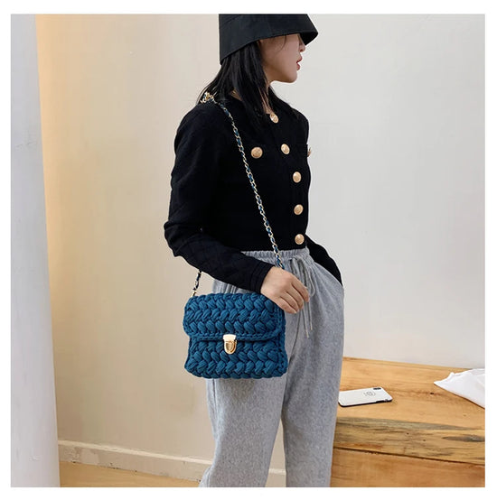 Borsa fatta a mano all'uncinetto in colore blu profondo con tracolla dorata