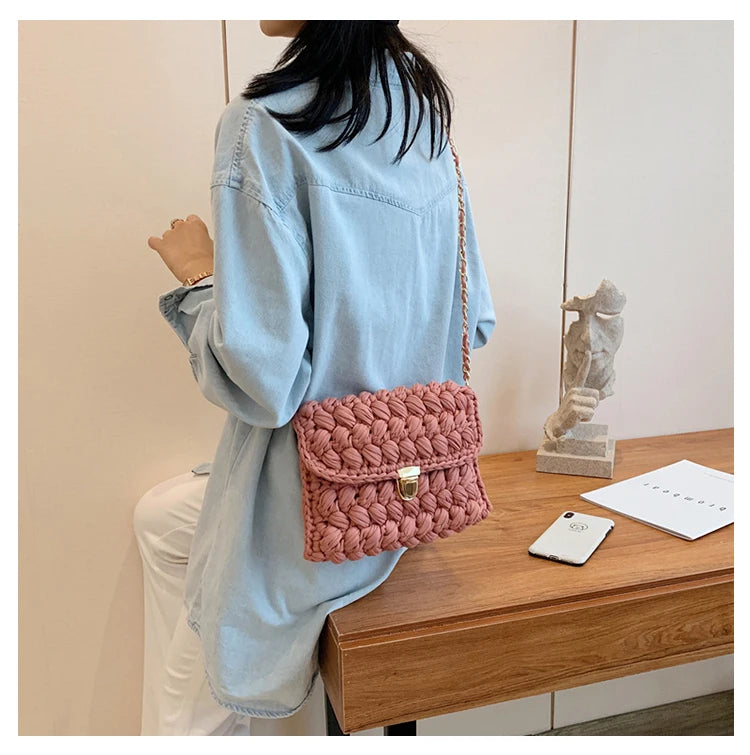 Borsa fatta a mano all'uncinetto in colore blu profondo con tracolla dorata