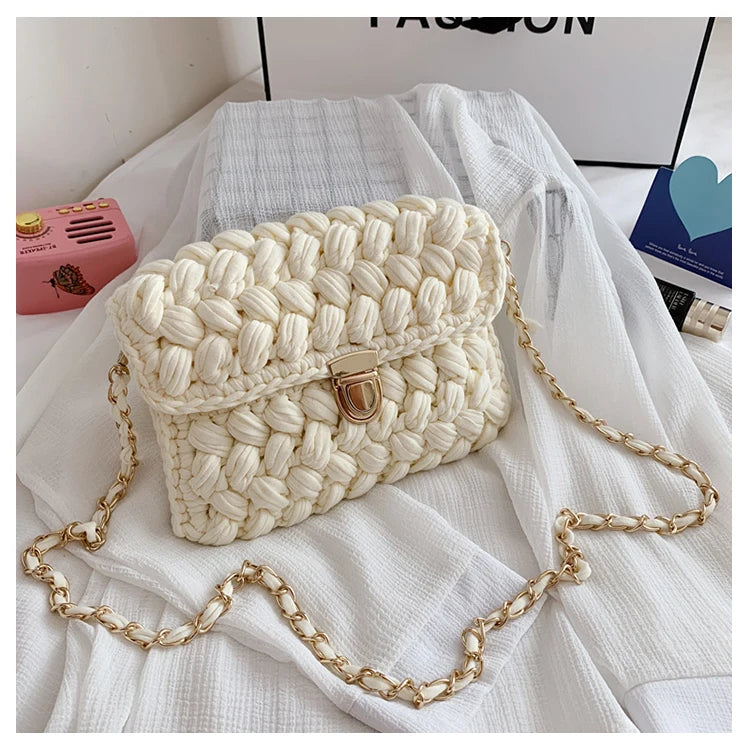 Borsa fatta a mano all'uncinetto in colore blu profondo con tracolla dorata