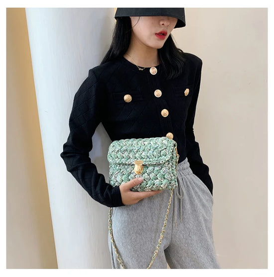 Borsa fatta a mano all'uncinetto in colore blu profondo con tracolla dorata