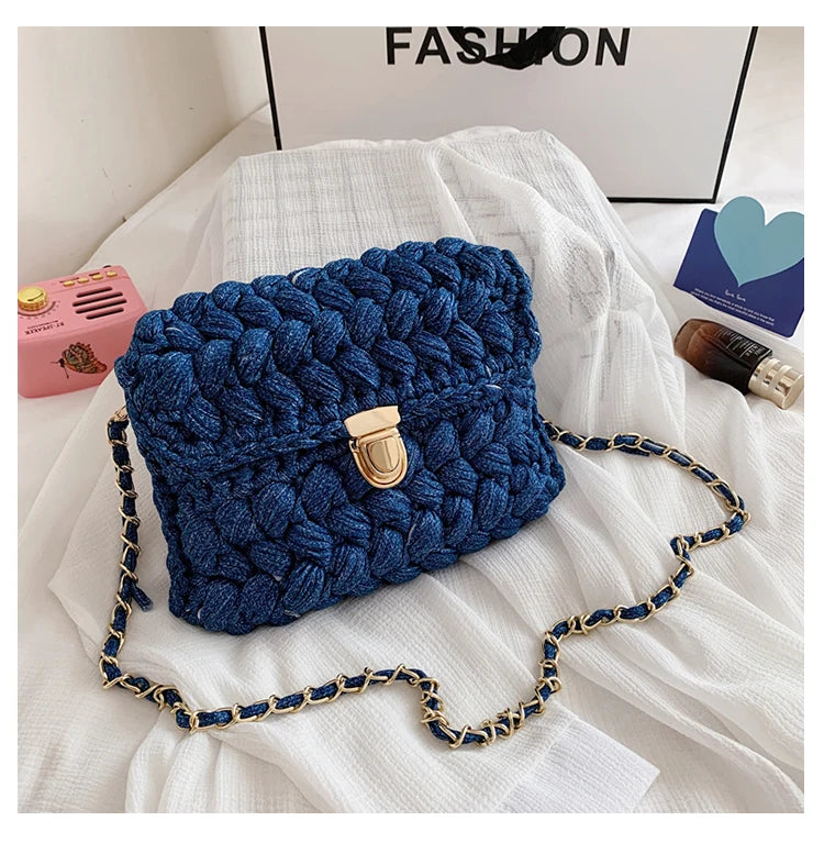 Borsa fatta a mano all'uncinetto in colore blu profondo con tracolla dorata