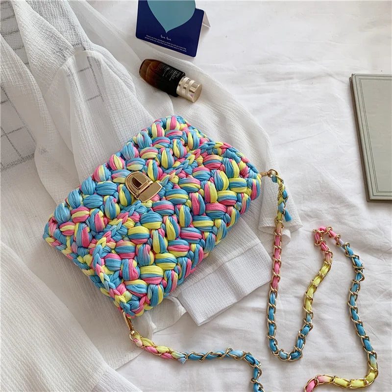 Borsa fatta a mano all'uncinetto in colore blu profondo con tracolla dorata