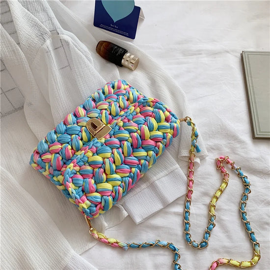 Borsa fatta a mano all'uncinetto in colore blu profondo con tracolla dorata