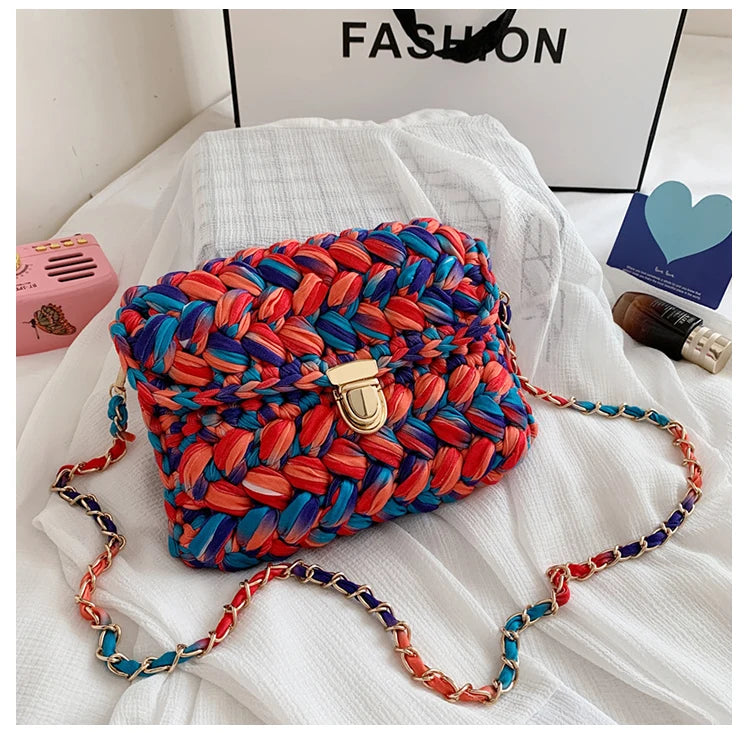 Borsa fatta a mano all'uncinetto in colore blu profondo con tracolla dorata