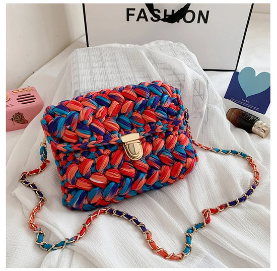 Borsa fatta a mano all'uncinetto in colore blu profondo con tracolla dorata