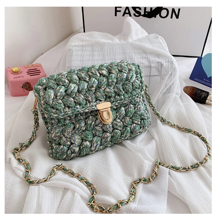 Borsa fatta a mano all'uncinetto in colore blu profondo con tracolla dorata