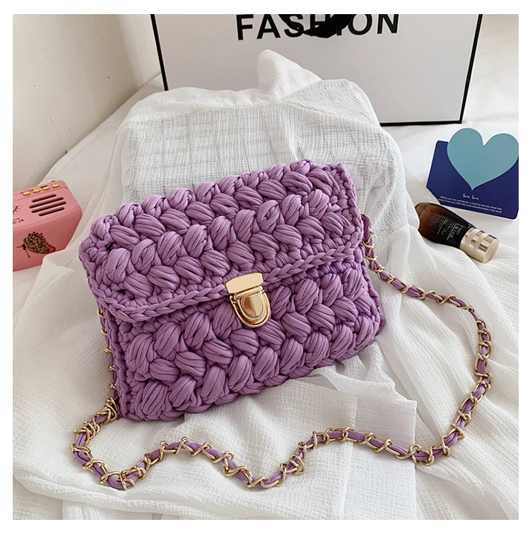 Borsa fatta a mano all'uncinetto in colore blu profondo con tracolla dorata