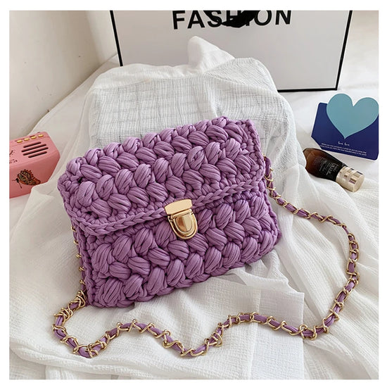 Borsa fatta a mano all'uncinetto in colore blu profondo con tracolla dorata