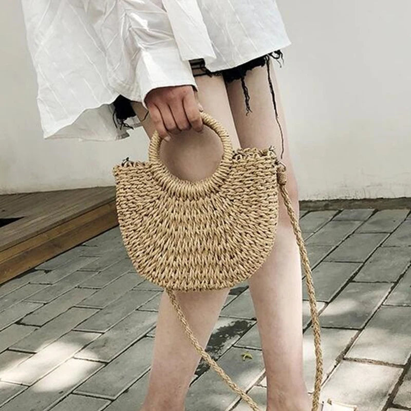 Borsa estiva in paglia intrecciata con manici rigidi e tracolla, perfetta per la spiaggia e il tempo libero