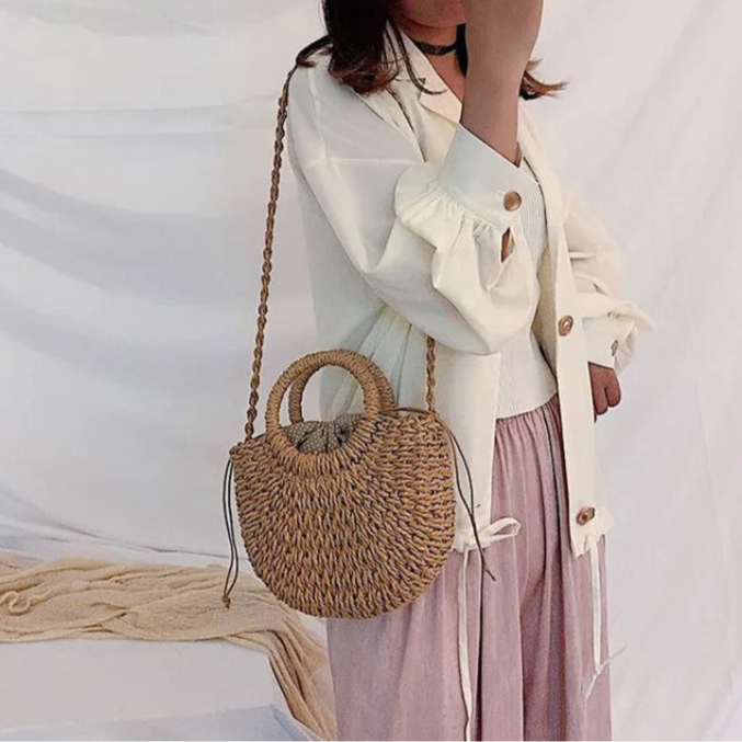 Borsa paglia intrecciata semicircolare in paglia naturale, beige e khaki, con manici rotondi e versione con fiocco Ribbon, vista frontale su fondo neutro