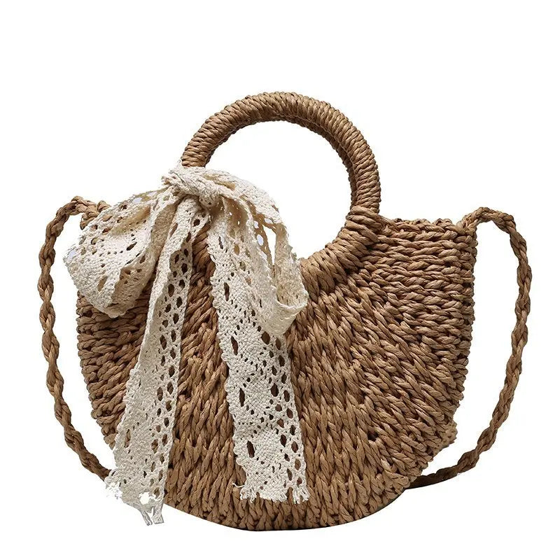Borsa paglia intrecciata semicircolare in paglia naturale, beige e khaki, con manici rotondi e versione con fiocco Ribbon, vista frontale su fondo neutro
