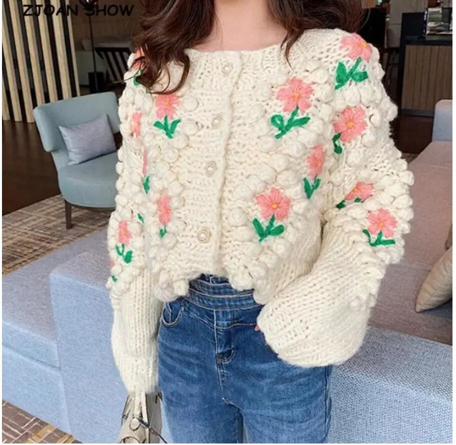 Cardigan lungo boho con frange e patchwork floreale – cardigan crochet con tasselli e texture shaggy dai colori vividi